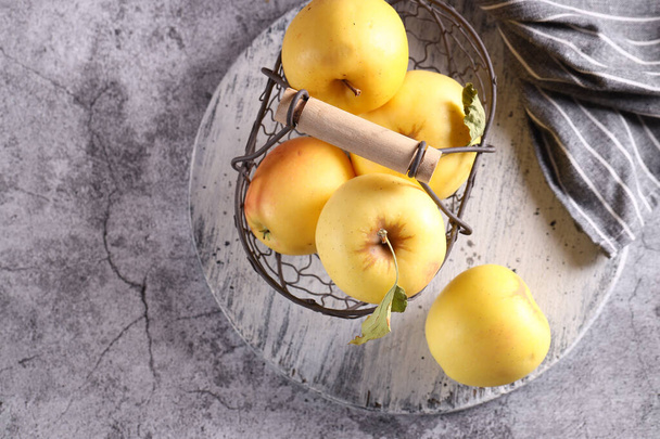 luonnollinen luomu hedelmä omenat pöydälle korissa - Valokuva, kuva