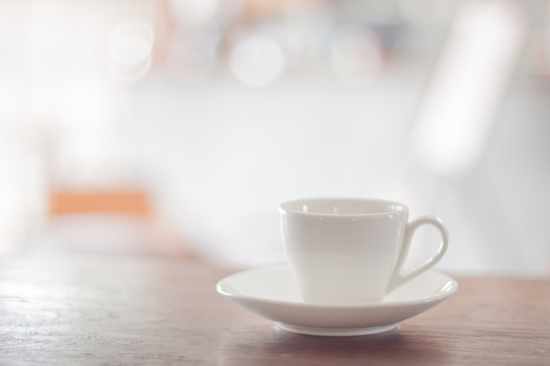Біла чашка кави з еспресо пострілом
 - Фото, зображення