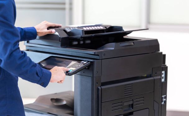 Üzletember nyomógomb a panel nyomtatófénymásoló hálózat, Munka fénymásolatok az irodában koncepció, nyomtató irodai munkás eszköz berendezések szkennelésére és másolására papír. - Fotó, kép