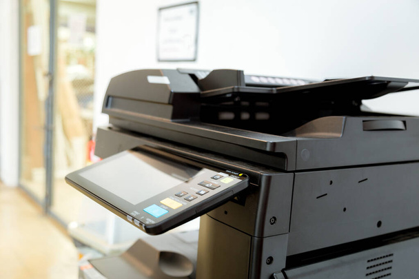 Fermer les feuilles de papier sur l'imprimante dans la salle de bureau. - Photo, image
