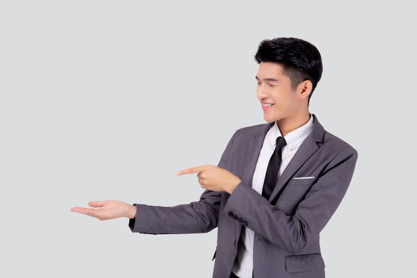 Portrait jeune homme d'affaires asiatique en costume présentant isolé sur fond blanc, la publicité et le marketing, exécutif et gestionnaire, homme confiant montrant le succès, l'expression et l'émotion. - Photo, image