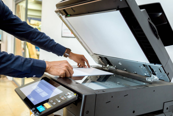 Hombre de negocios Pulse el botón de mano en el panel de la impresora, escáner de impresora láser oficina copiar suministros concepto de inicio. - Foto, imagen
