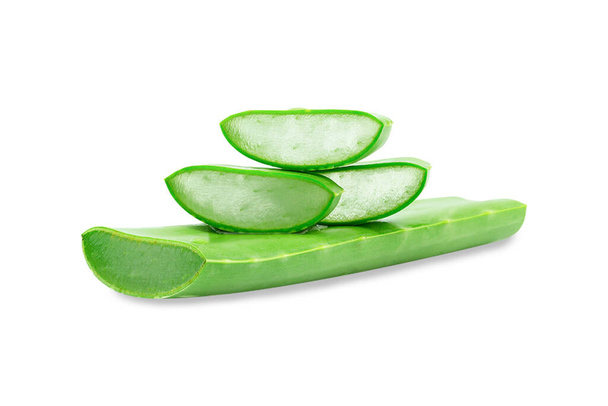 Aloe vera frisch isoliert auf weißem Hintergrund. Eine sehr nützliche pflanzliche Medizin für Hautpflege und Haarpflege. - Foto, Bild