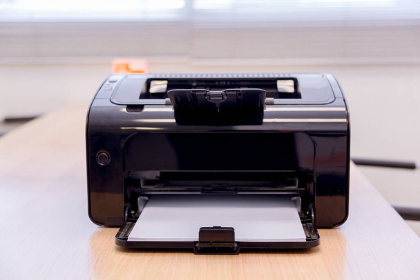 Printscanner laserkopieermachine levert in kantoor. - Foto, afbeelding