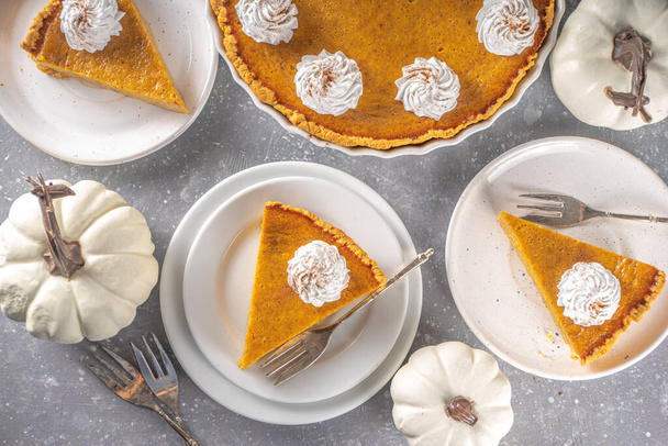 Traditional Autumn Pumpkin Pie. Homemade American Pumpkin pie topped with Whipped Cream.  - Valokuva, kuva