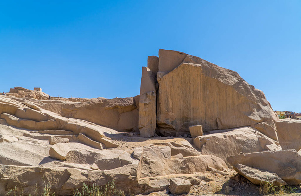 Panoramiczny widok starożytnych egipskich ruin i skał na niedokończony Obelisk w Asuanie, południowy Egipt - Zdjęcie, obraz
