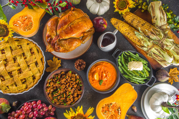 Gelukkig Thanksgiving concept. Thanksgiving dag viering diner setting met traditionele maaltijd en voedsel - groene bonen, aardappelpuree, cranberrysaus, pompoensoep, herfst fruit, groenten - Foto, afbeelding