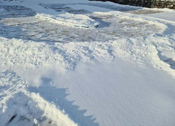 Schöne Aussicht auf die verschneite Rennstrecke an einem sonnigen kalten Wintertag. Schweden. - Foto, Bild