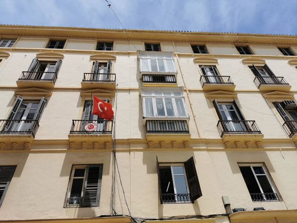 Uitzicht op de Turkse ambassade met een vlag. - Foto, afbeelding