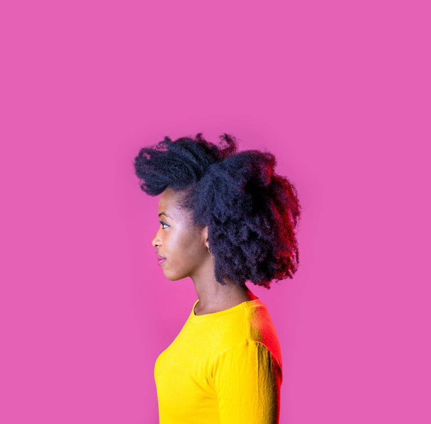 Studio πορτρέτο νεαρή μαύρη γυναίκα αναζητούν πάνω από θετική και στοχαστική ονειροπόληση απομονωμένη διαφήμιση αντίγραφο χώρο φόντο - Φωτογραφία, εικόνα