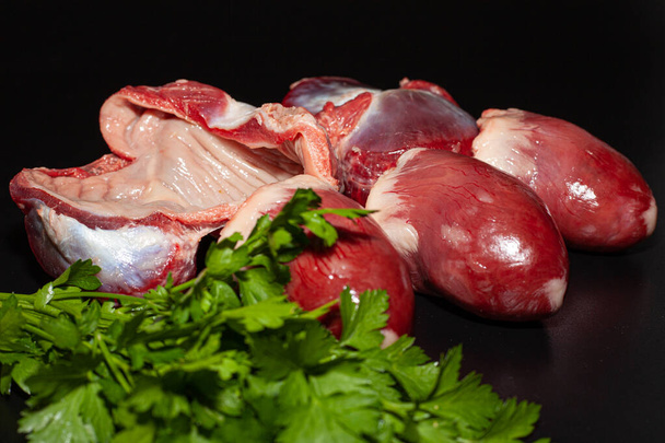 Pyszne indycze serca i mięso. Organiczne mięso indycze z zielenią - Zdjęcie, obraz