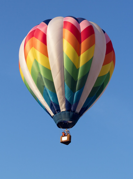 kleurrijke hete lucht ballonnen lanceren op de jaarlijkse metamora land dagen en hete lucht ballonfestival. - Foto, afbeelding