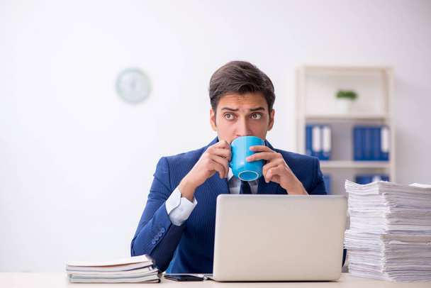 休憩中にコーヒーを飲む若い男性従業員 - 写真・画像