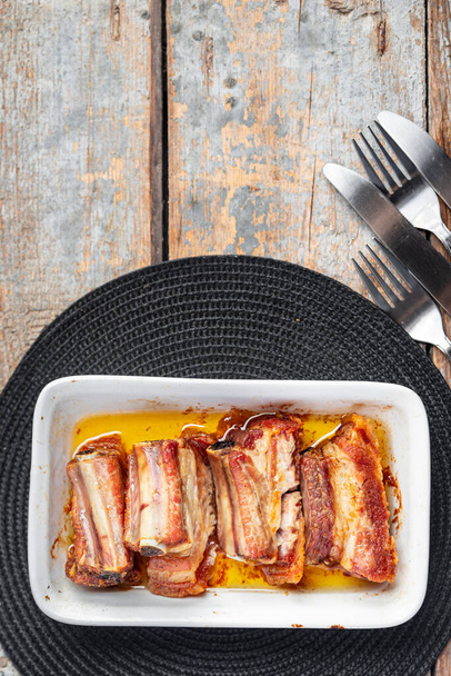 Pirzola ızgara domuz eti yağda biftek baharatlı baharatlı taze yemek aperatifleri masa başı yemek arka planında.   - Fotoğraf, Görsel
