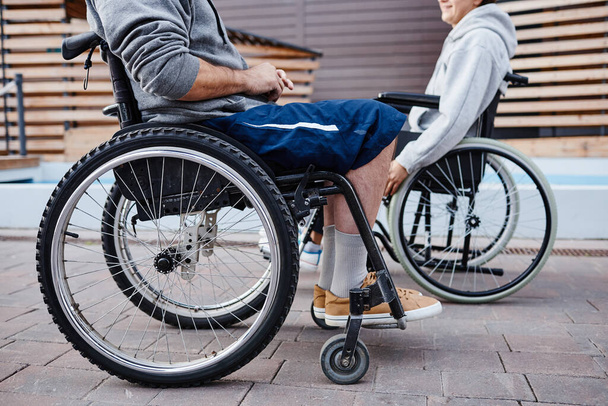 Pessoas com deficiência em cadeiras de rodas - Foto, Imagem