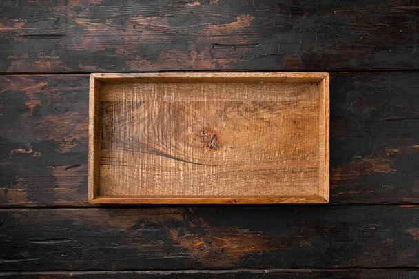 Rustykalne drewniane pudełko lub pojemnik zestaw z miejsca do kopiowania tekstu lub żywności, widok z góry płaski leżak, na starym ciemnym drewnianym tle tabeli - Zdjęcie, obraz