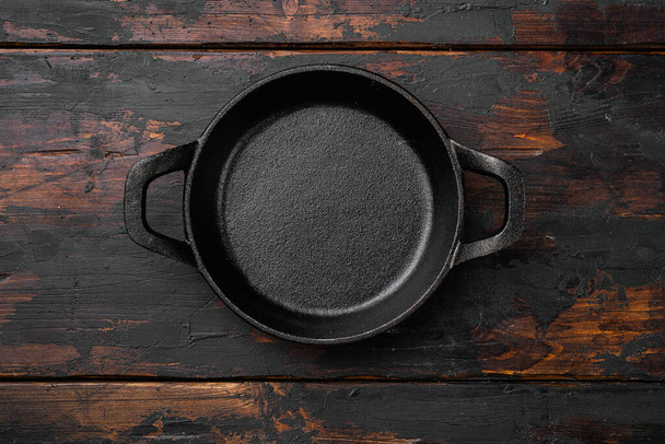 黒空の粘土鍋セットテキストや食品のためのコピースペースを持つテキストや食品、トップビューフラットレイ、古い暗い木製のテーブルの背景に - 写真・画像