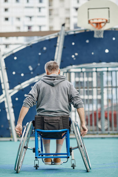 Vammainen mies urheilukentällä - Valokuva, kuva