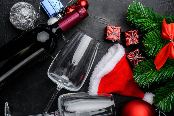 Noel ağacı dalları şarap seti, siyah taş masa zemininde, üst manzara düz yatıyordu. - Fotoğraf, Görsel
