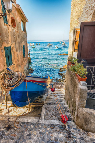 İtalya, Calabria, Scilla 'nın bir kısmı olan Chianalea' nın sahil köyündeki resim gibi sokaklar ve sokaklar - Fotoğraf, Görsel
