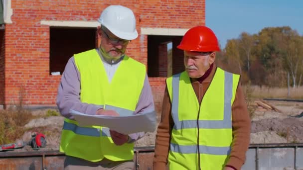 Команда специалистов, принимающих участие в проекте строительства современных домов со старшим инженером-строителем - Кадры, видео