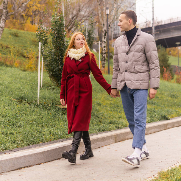 junges Paar spaziert und redet im Herbstpark - Foto, Bild
