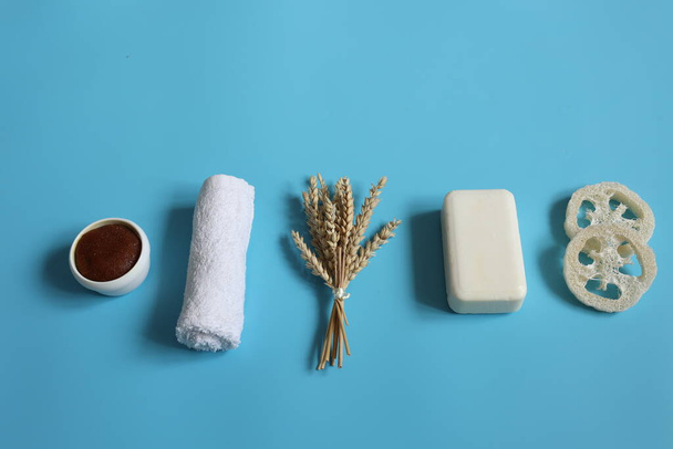 Spa composition with bath accessories on a blue background, top view. - 写真・画像