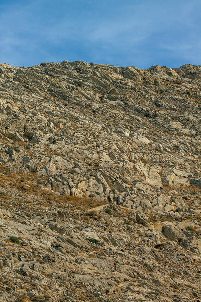 Insel Santorin, Perissa, Griechenland - 17. Oktober 2021 Antiker Thira-Wanderweg auf Santorin, der antike Weg nach Perissa führt Sie durch die Hänge von Profitis Elias und Mesa Vouno zum Gipfel - Foto, Bild