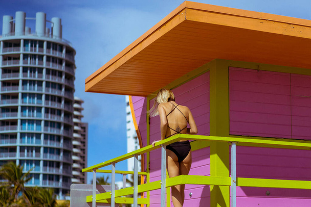 Jeune femme en maillot de bain noir sur la plage Miami Florida USA nea - Photo, image