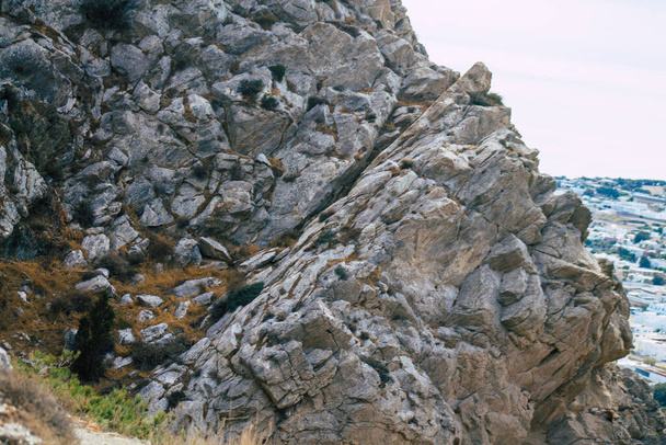 Insel Santorin, Perissa, Griechenland - 17. Oktober 2021 Antiker Thira-Wanderweg auf Santorin, der antike Weg nach Perissa führt Sie durch die Hänge von Profitis Elias und Mesa Vouno zum Gipfel - Foto, Bild