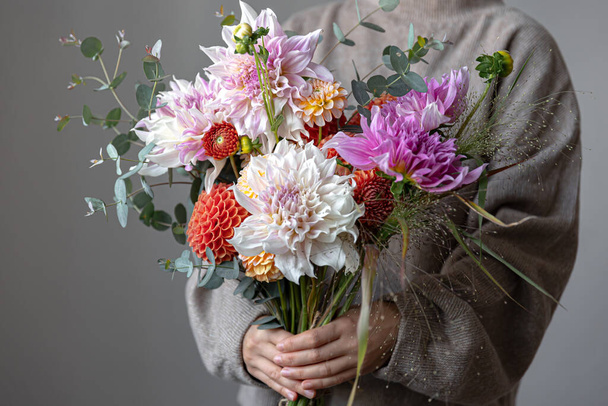 Primer plano de un brillante ramo festivo con crisantemos en manos femeninas. - Foto, Imagen
