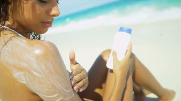 dziewczyna przy użyciu słońce ochrony luksusowe wakacje wyspa - Materiał filmowy, wideo