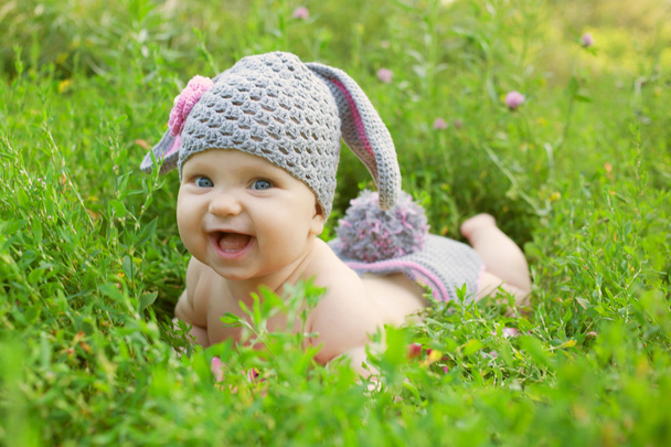 ребенок в шляпе как кролика или барашка - Фото, изображение