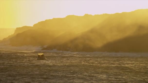 Mała łódka oglądania lawy Steam na hawajskie wód przybrzeżnych - Materiał filmowy, wideo