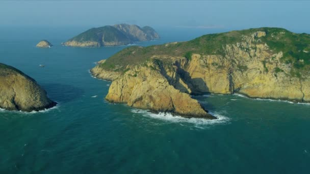 Havadan görünümü kayalık sahil Adaları nr hong kong - Video, Çekim