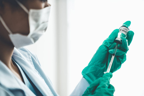 Профессиональный врач подготовит вакцину перед инъекцией - Фото, изображение