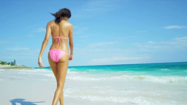 Испанская девушка гуляет на открытом тропическом пляже
 - Кадры, видео