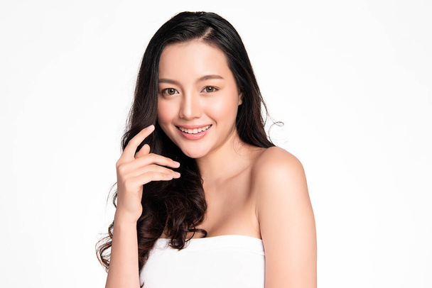Mulher asiática nova bonita com pele fresca limpa no fundo branco, cuidado da cara, tratamento facial, Cosmetology, beleza e spa, retrato das mulheres asiáticas. - Foto, Imagem