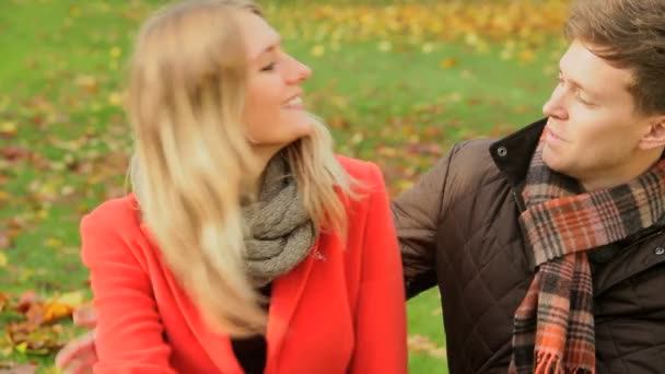 公園内の若い白人のカップルのキス - 映像、動画