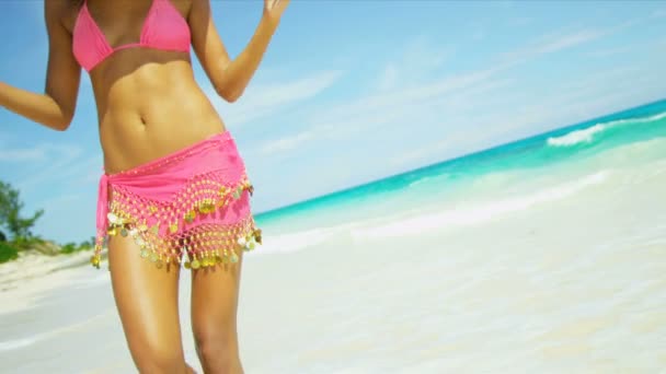 hispanische Mädchen im Bikini-Paradies Strand - Filmmaterial, Video