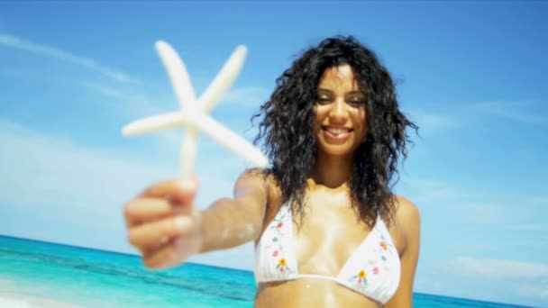 plakat uśmiechnięta dziewczynka gospodarstwa ryba tropikalna wyspa plaży - Materiał filmowy, wideo