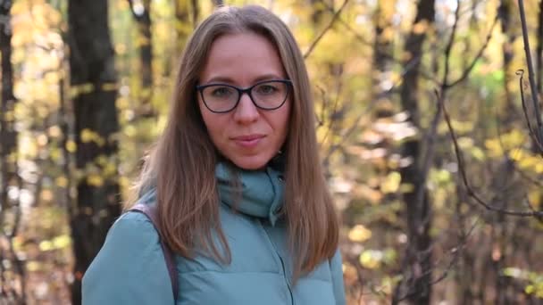 όμορφη γυναίκα του φθινοπώρου - Πλάνα, βίντεο