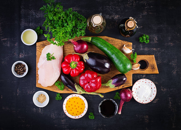 Ingrediënten voor roerbak met kip, aubergine, courgette en paprika - Chinees eten. Bovenaanzicht, boven - Foto, afbeelding