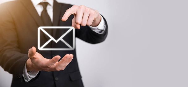 Erkek el ele tutuşan mektup simgesi, e- posta simgeleri. Haber bülteni e- postası ile bizimle iletişime geçin ve kişisel bilgilerinizi spam postasından koruyun. Müşteri hizmetleri çağrı merkezi bizimle bağlantı kurar. E- posta pazarlama ve haber bülteni. - Fotoğraf, Görsel