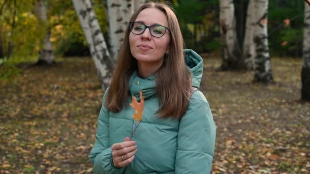 szép őszi nő - Felvétel, videó
