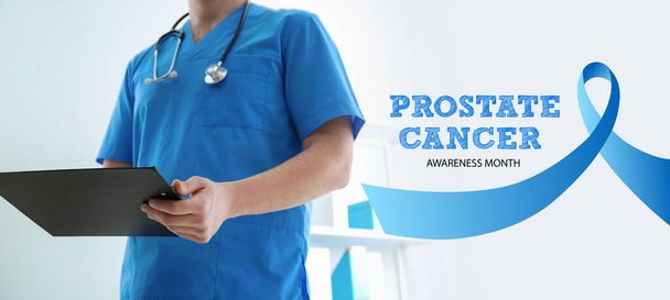 Docteur, ruban bleu et texte PROSTATE CANCER AWARENESS MOIS sur fond clair  - Photo, image
