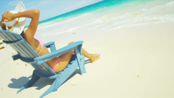 dziewczyna Ameryki Łacińskiej, ciesząc się luksusowe wakacje wyspa - Materiał filmowy, wideo