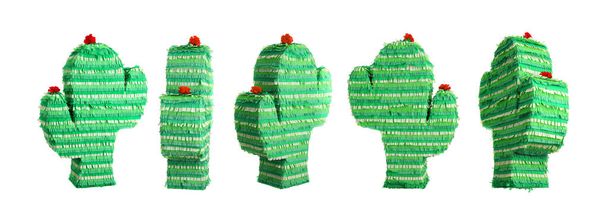 Conjunto de creativas piñatas mexicanas en forma de cactus sobre fondo blanco - Foto, Imagen