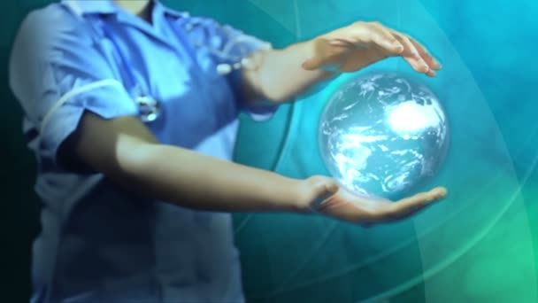 Krankenschwester mit digitaler rotierender Weltkugel - Filmmaterial, Video