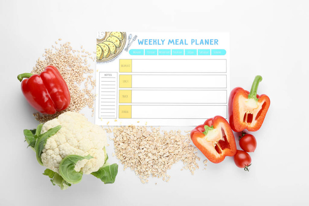 Plan de comidas y productos saludables sobre fondo blanco - Foto, imagen